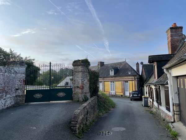 Nous sortons du bourg en relief de Bacqueville par le chemin du Quesnay.