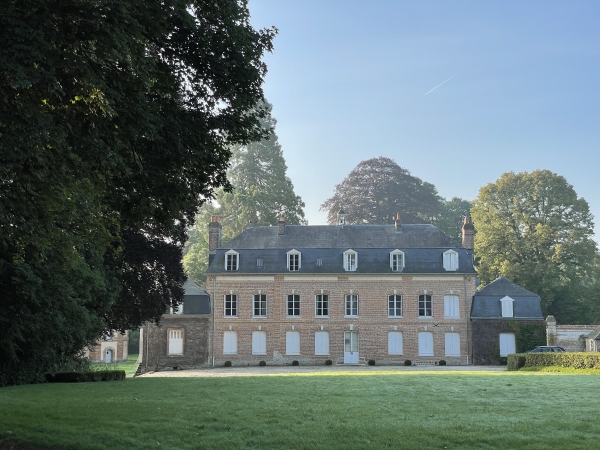 Château de Lamberville. Le château a été agrandi par le marquis Dumont de Bostaquet au XVIIIe siècle, puis au XIXe, mais il garde une très belle harmonie.