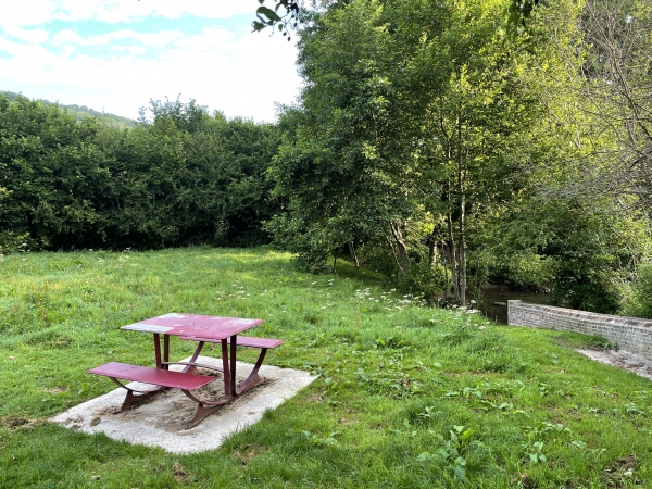Un espace de pique-nique a été aménagé sur le chemin du Vieux d'O, à proximité de la petite cascade.