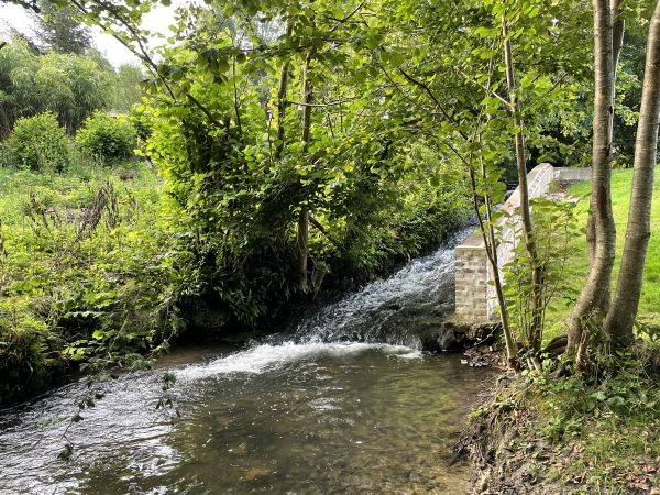 Voilà la petite cascade de la Claire, rien de spectaculaire, mais l'endroit est charmant.