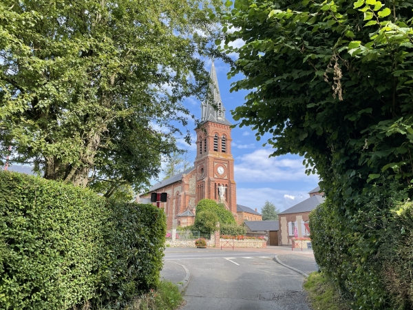 Nous voilà de retour devant l'église Saint-Pierre.