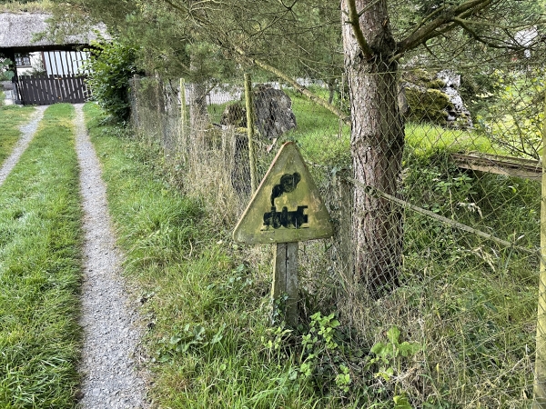 Ce vieux panneau annonce un passage de voie ferrée non protégé... Il n'y a pas de voie ferrée par ici, et je ne trouve aucune trace d'une ancienne voie ! Une plaisanterie ?