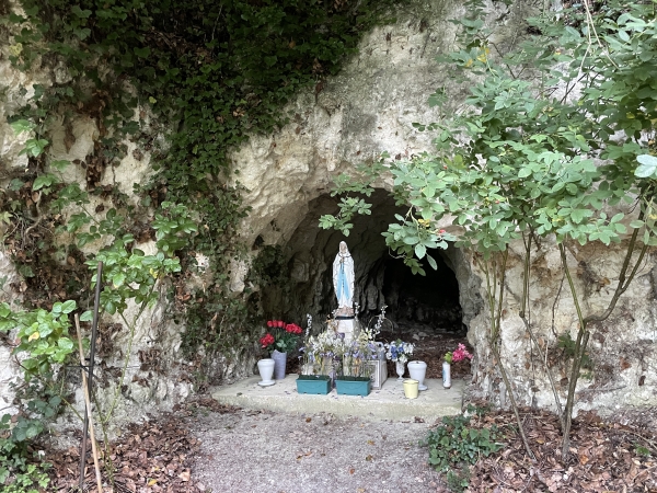 Grotte aménagée en oratoire au carrefour de notre chemin et de la route de la Ferme de Triqueville.