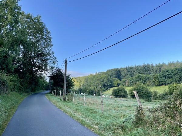 Nous suivons cette route déserte sur 700m jusqu'au Val Jouen.
