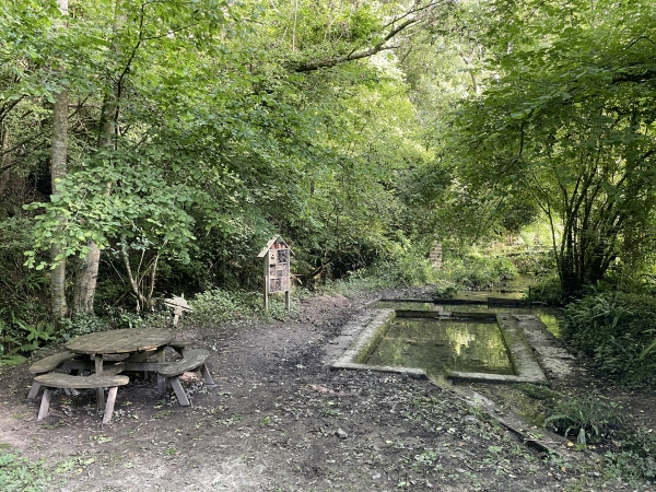 Nous arrivons à la source du Val Jouen avec son ancien lavoir et son aire de pique-nique.