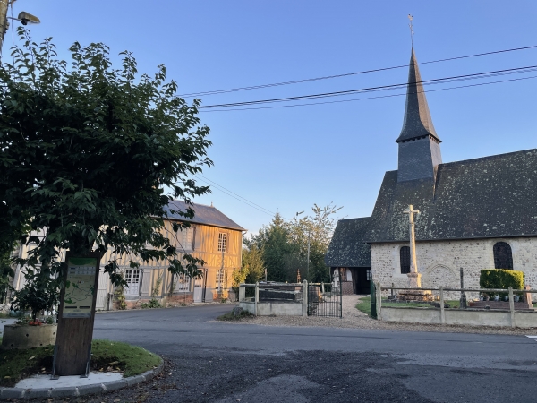 Nous partons de la place de la mairie, en face de l'église. Derrière nous, au fond de la place, une aire de pique a été aménagée. A gauche, on peut voir le totem de la randonnée.