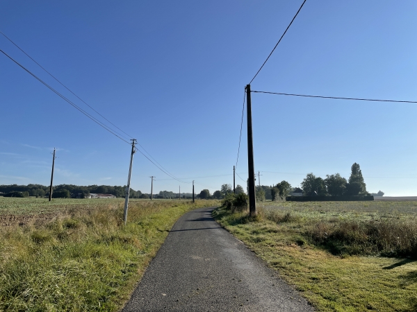 Nous arrivons sur une partie de la randonnée qui suit plusieurs petites routes. C'est moins agréable, mais ces routes sont désertes.