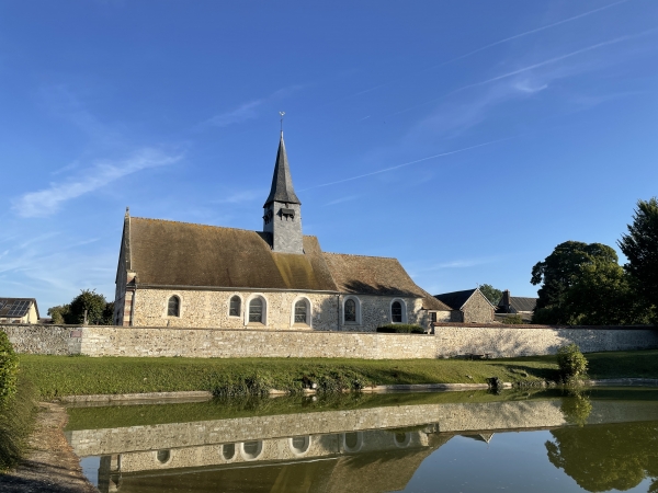 Nous partons des stationnements de la rue de l'église, mais il est aussi possible de se garer rue de la Mare du Four, près de la salle communale et du stade. Petite photo, avant le départ, de l'église Saint-Etienne derrière la mare.