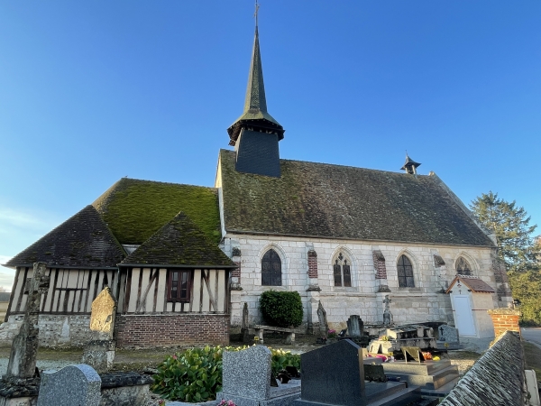 Nous sommes garés sur le parking de la salle des fêtes, prenons la rue du Village et longeons l'église Saint-Christophe.