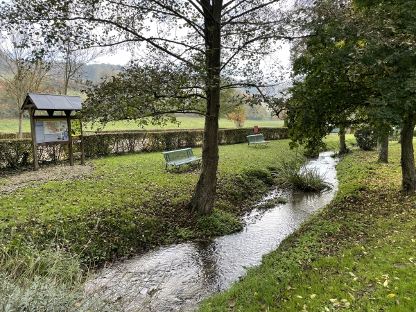 Nous traversons l'Oison, petite rivière, mais soignée dans le village comme on le voit.