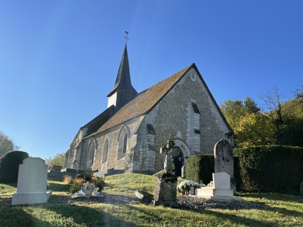 Nous avons traversé l'Oison, et nous longeons maintenant l'église Saint-Jean-Bapstiste (XIVe XVIIIe). L'église, ainsi que le cimetière, les marronniers, trois ormes et un vieux poirier qui entourent l'église sont classés depuis 1925.