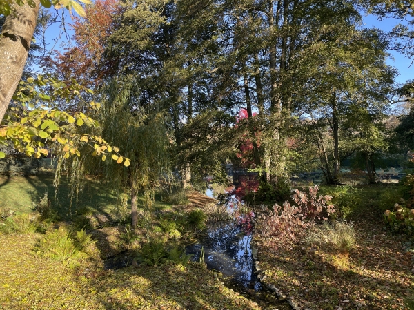 Notre dernier chemin longe un parc aménagé avec goût. A partir de ce chemin, nous fermerons la boucle par les petites routes entre le Bec-Thomas et la Harengère.
