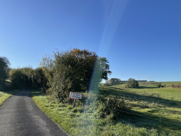 Entrée dans le Bec-Thomas par la route du Valcrocq.