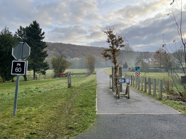 Nous rejoignons l'ancienne voie ferrée St-Vaast - Fécamp, qui permettait de rejoindre Fécamp, en ligne directe, depuis la gare Saint-Lazare.