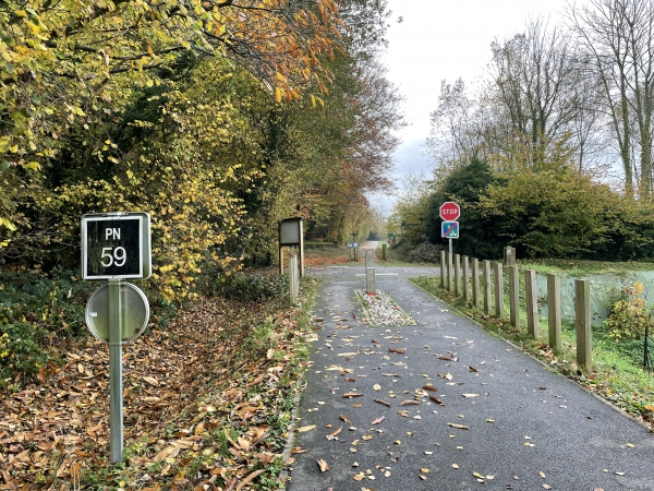 Nous quittons la Véloroute du Lin au passage à niveau 59, et nous allons tourner à droite, toujours sur le GR211B.