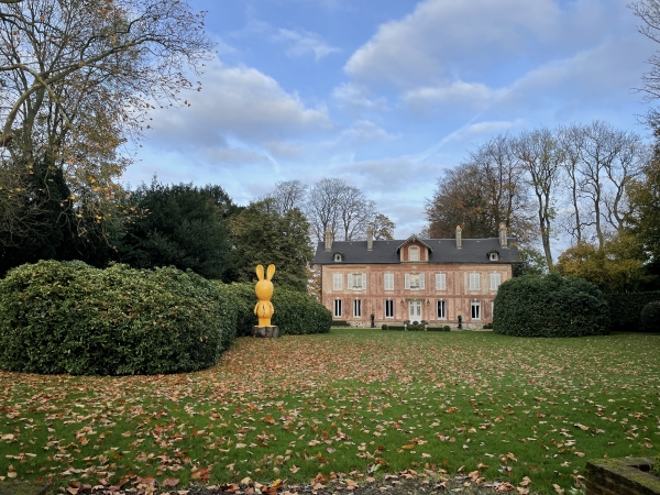 Quelques belles anciennes maisons, parfois aménagées avec humour, nous distraient d'un environnement plutôt monotone.