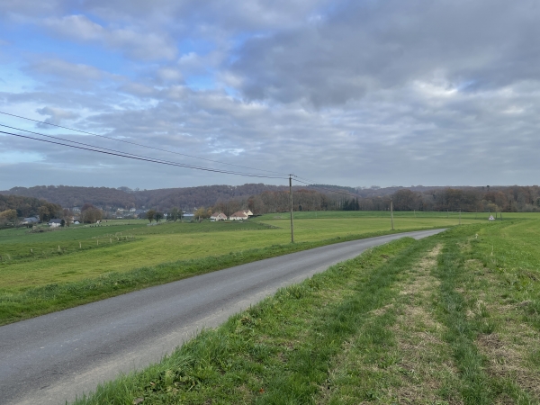 Nous rejoignons la D69. On devine Valmont dans la vallée.