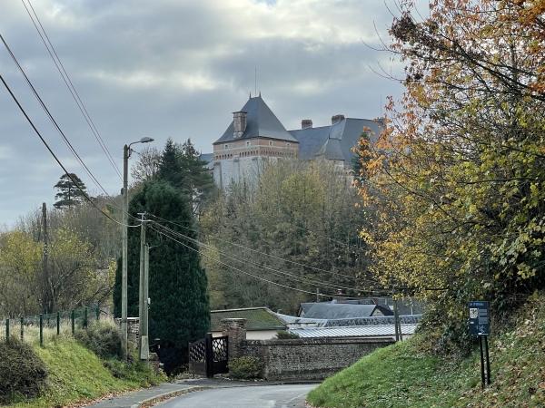 Nous entrons dans Valmont, dominé par le donjon médiéval du château des seigneurs d'Estouteville. C'est un château privé, bien caché par ses arbres.