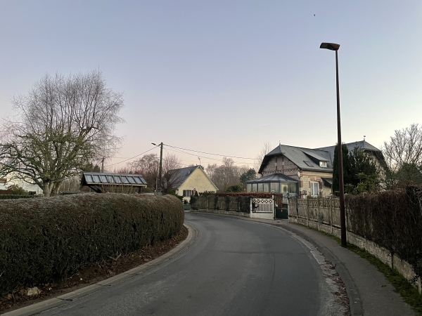 Nous quittons le parking de la bibliothèque, en face de la mairie d'Écrainville, et sortons du bourg par la route de Fongueusemare.