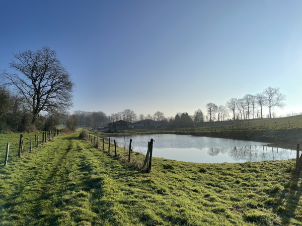 Après le camping des Jonc-Marins, nous suivons le chemin de la ferme La Veslière que l'on devine en face.