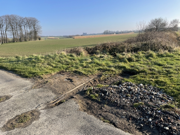 Voilà des vestiges de la ligne du Havre-Graville à Tourville-les-Ifs. Elle contournait Écrainville par le sud, pour rejoindre Goderville. Elle permettait une liaison avec Fécamp, Cany et Dieppe. La ligne a été fermée entre Rolleville et Les Ifs en 1970 au profit de la route... La section entre Le Havre-Graville et Rolleville est toujours exploitée.