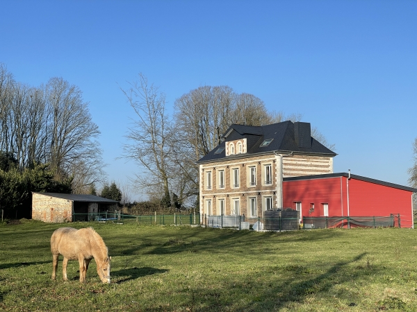 Derrière cette belle maison et son annexe au goût plus discutable, se trouve l'oppidum de Cretot.