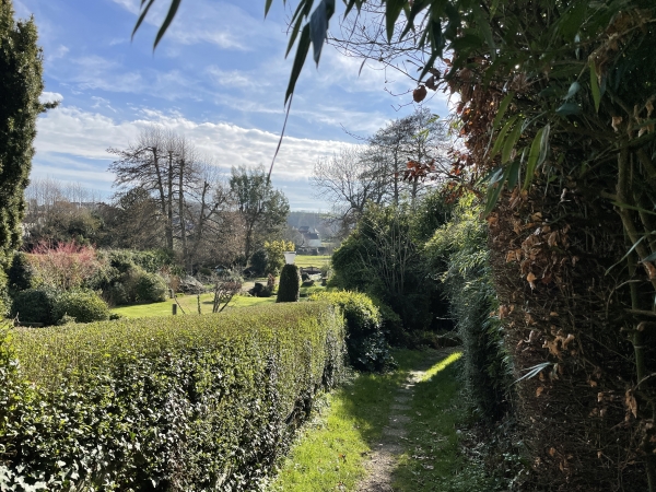Nous nous faufilons entre l'église et la mairie pour trouver ce sentier qui descend vers la Lézarde.