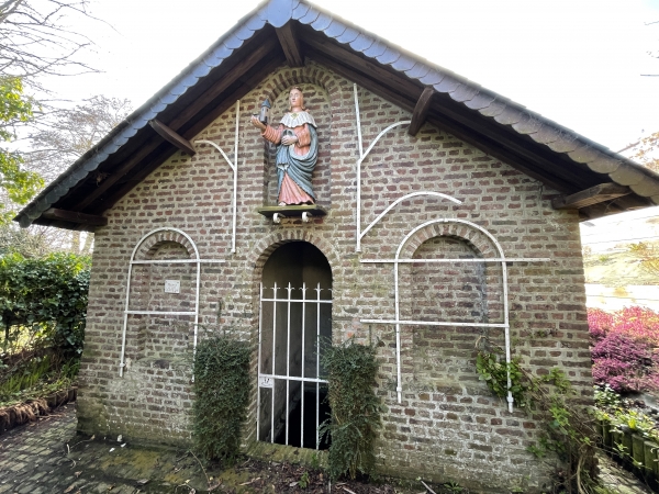 Nous arrivons devant la chapelle et la fontaine Sainte-Clothilde, épouse du roi Franc Clovis. La chapelle comporte 4 baignoires où se trempaient les malades en espoir de guérison. La chapelle et la fontaine ont longtemps fait l'objet d'un pélerinage le 4 juin.