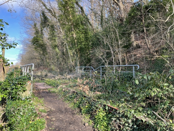 Nous montons sur le coteau est de la Lézarde en suivant le GR21, avec ici les vestiges de la ligne du Havre-Graville à Tourville-les-Ifs, qui s'arrête désormais à Rolleville.
