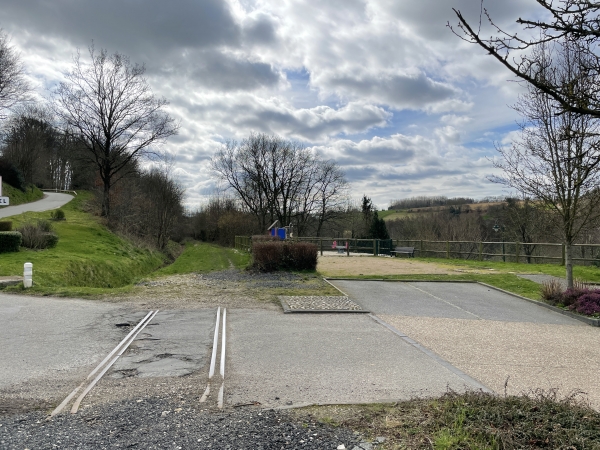 Nous quittons l'ancienne voie de chemin de fer pour suivre, à droite, la route de la Lézarde.