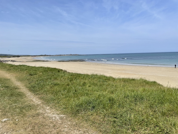 Nous rejoignons le GR223 le long de la plage de Querqueville.