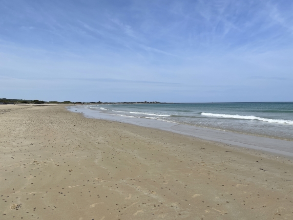 Impossible de résister au plaisir de marcher un peu sur le sable ferme. La plage est presque déserte en ce début mai.