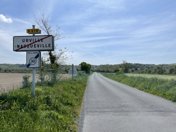 Nous suivons la calme D518 entre les hameaux du Pré de la Mer et celui de la Rivière.
