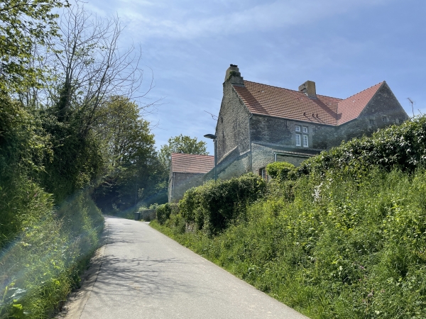 Après avoir traversé la D45, nous montons la Trigannerie, avec à droite, la Maison Mahier.