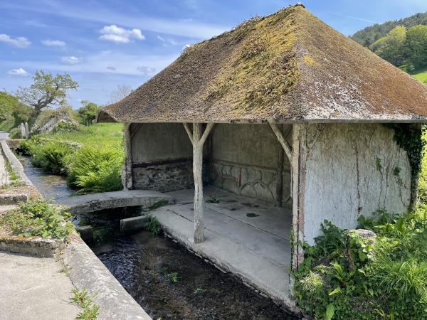 Ancien lavoir sur la petite rivière des Castelets.