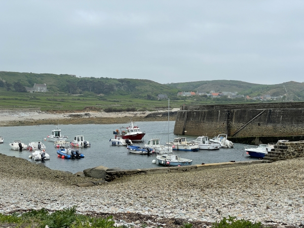 Nous partons du parking du port, près du phare de Goury et de la Croix de Vendémiaire. Cette croix de granit a été érigée en souvenir de l'équipage du sous-marin Vendémiaire disparu le 8 juin 1912.