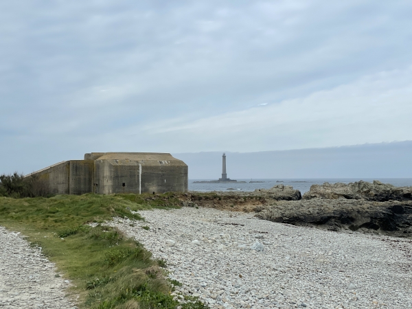 L'inévitable blockaus, et derrière, le phare du Cap de la Hague.