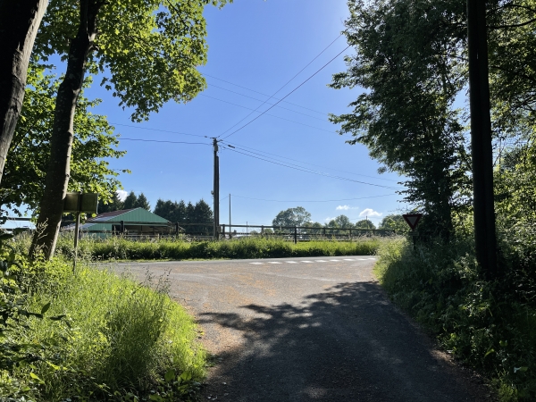 Nous arrivons sur la petite route de Bonneville-Aptot que nous allons suivre à droite sur 300 mètres.