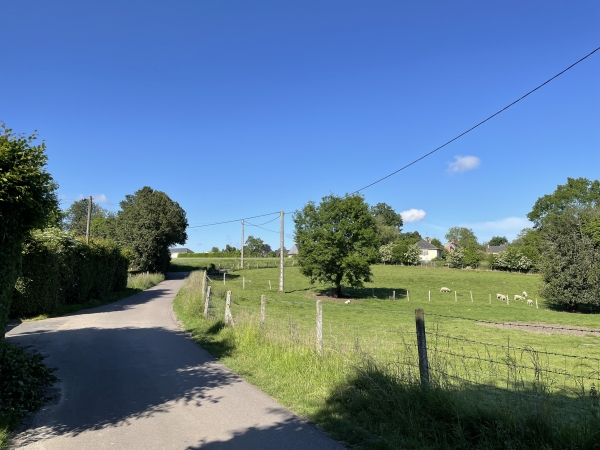 Le chemin rejoint l'impasse des Frenettes. Nous sommes à Thierville, l'église est au bout de la petite rue.