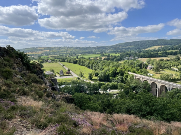 La montée est raide, mais les poses permettent de contempler ces paysages de la vallée de l'Orne. Le Viaduc de la Lande est un ancien pont ferroviaire de la ligne Caen/Flers/Laval. Il fait désormais partie de la Voie Verte de la Suisse Normande.