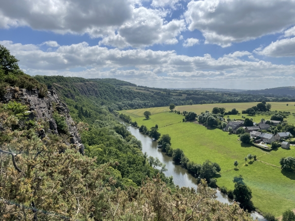 L'Orne coule paisiblement aux pieds des Rochers des Parcs.