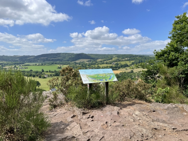 Table d'orientation au sommet des Rochers. Les panneaux rencontrés ont été photographiés et sont dans l'album de photos.