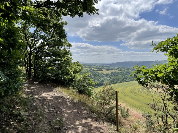 Le sentier longe parfois la falaise, mais c'est un chemin parfaitement entretenu et sécurisé, on ne sent jamais en danger.