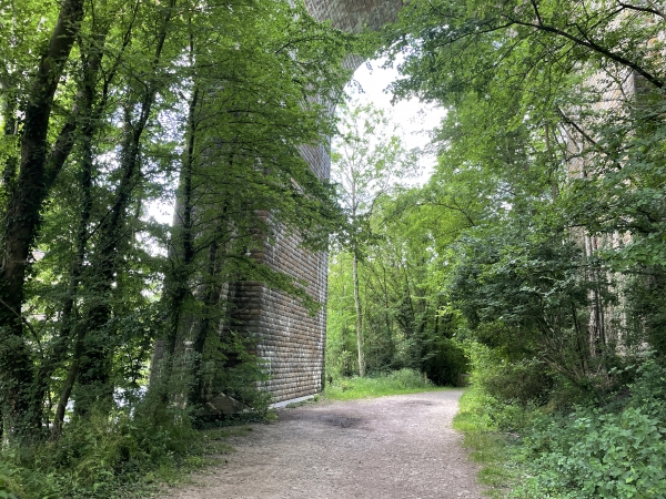 Nous voilà à nouveau sous le viaduc, le parking est à quelques mètres.