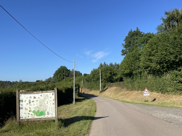 Je suis garé devant la mairie, mais il y a aussi des parking près de l'étang des Saint-Pères. Je sors du bourg par la route d'Echauffour.