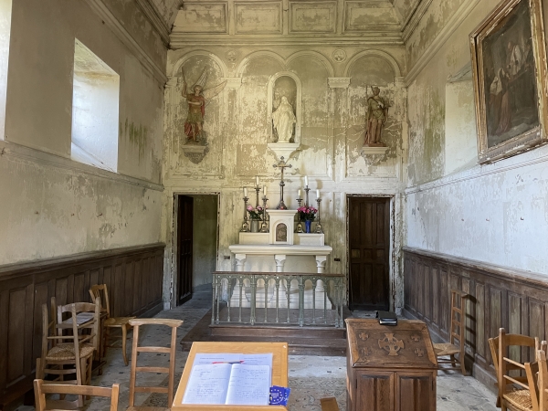 J'ai eu la chance de croiser le prêtre qui se préparait à un office dans la chapelle. Elle était donc ouverte. Elle est dédiée à Saint-Evroult, ainsi qu'à St-Benoît, St-Maur et St-Leufroi. Le château et sa chapelle se trouvent près de la source de la Charentonne.
