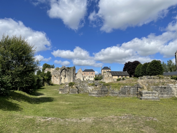 Me voilà dans les ruines de l'ancienne abbaye bénédictine. Fondée au VIe siècle, elle est ruinée pendant la Révolution et ses pierres alimentent un four à Chaux.