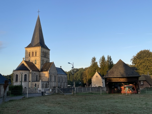 Je pars du parking de la mairie et prends la direction de l'église Notre-Dame-de-l'Assomption. Cette église remplace celle du XIIe siècle, époque où le village était encore celui de la forteresse médiévale qui lui a donné son nom. On voit à sa droite la chapelle funéraire du marquis de Lever.