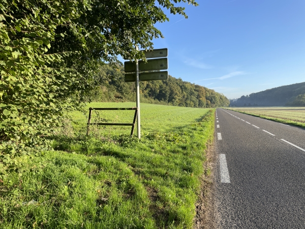 J'ai rejoint la D29, puis la D149 que je quitte rapidement pour tourner sur le chemin ici à gauche.