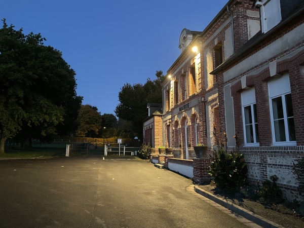 Nous partons du parking de la mairie et allons prendre la direction de l'église en suivant le chemin que l'on devine en face.